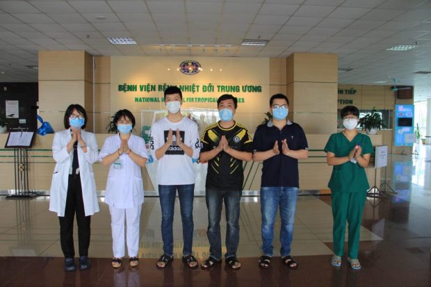 Three COVID-19 patients are discharged from the Hanoi-based National Hospital for Tropical Diseases on June 5. (Photo supplied by the hospital.)