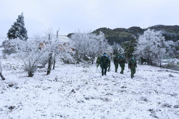 Military-officers-patrol-in-snowy-weather-in-Lao-Cai-Provinc