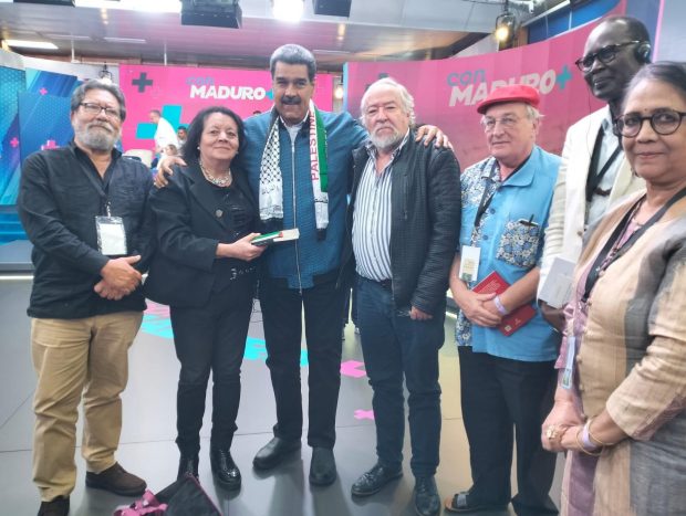 Pedro Ruiz, Hanan Awwad, President Nicolás Maduro, Fernando Rendon, Francis Combes, Nimrod Bena , and Rati Saxena (starting from left)